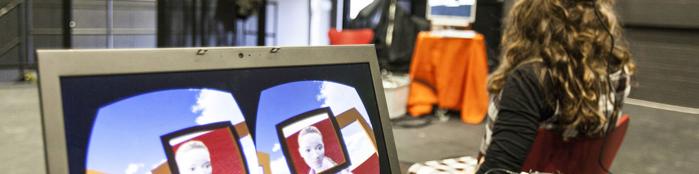 Computerbildschirm mit VR-Anwendung, Person im Hintergrund