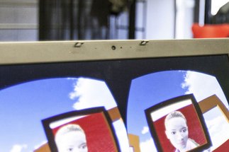 Computerbildschirm mit VR-Anwendung, Person im Hintergrund