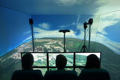Probanden testen den Versuchsaufbau des Fraunhofer IAO: Mit Hilfe Virtueller Realität wird der Eindruck einer „gläsernen Flugkabine“ erzeugt.