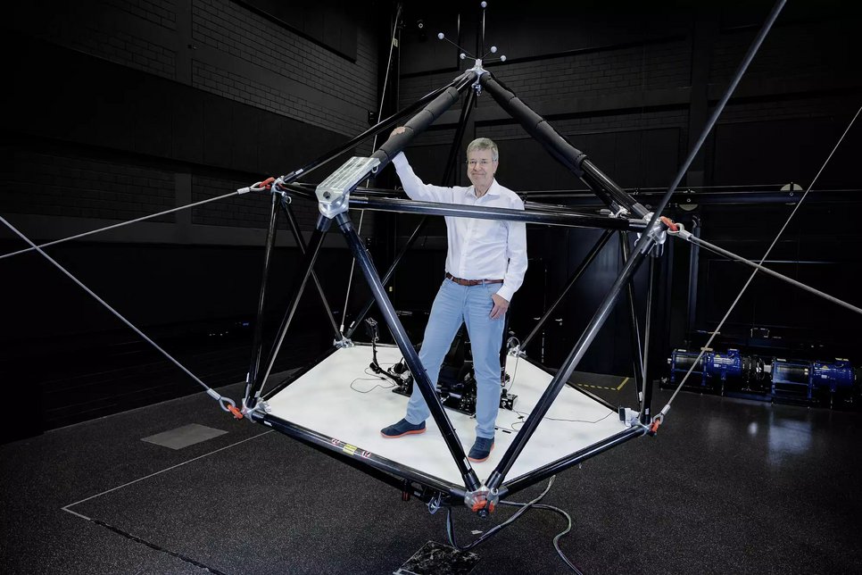 Seiner Zeit voraus: Heinrich Bülthoff im CableRobot-Simulator aus eigener Entwicklung.