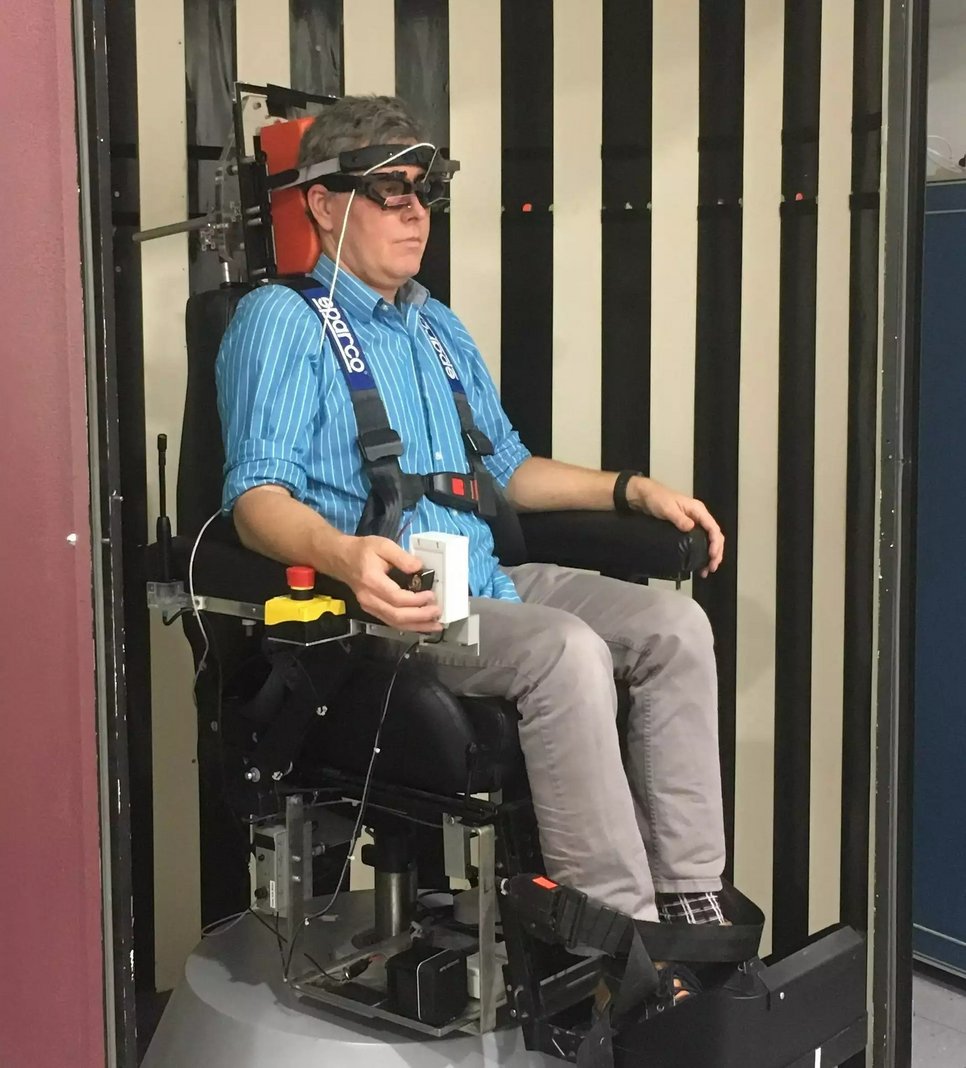 Ein Proband auf dem motorisierten Drehstuhl.