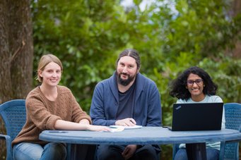 Teamwork fürs CaCTüS-Praktikum: Das Programm wird seit Beginn von einem mehrköpfigen Team getragen. Im Bild (von links): Franziska Bröker, Mihaly Banyai, Sahiti Chebolu. Teamwork fürs CaCTüS-Praktikum: Das Programm wird seit Beginn von einem mehrköpfigen Team getragen. Im Bild (von links): Franziska Bröker, Mihaly Banyai, Sahiti Chebolu.