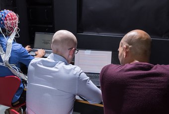 Mit etablierten und nicht-invasiven Verfahren wie der Elektroenzephalografie (EEG) können Lernprozesse und Lernerfolge des menschlichen Gehirns verfolgt werden. Mit etablierten und nicht-invasiven Verfahren wie der Elektroenzephalografie (EEG) können Lernprozesse und Lernerfolge des menschlichen Gehirns verfolgt werden.