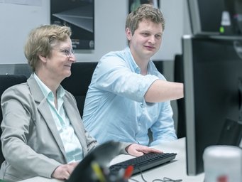 Max-Planck-Forscherin Gabriele Lohmann und Doktorand Pavel Povolni stellen das Projekt eines Niederfeld-Magnetresonanztomographen auf der 73. Lindauer Nobelpreisträgertagung am 5. Juli vor Max-Planck-Forscherin Gabriele Lohmann und Doktorand Pavel Povolni stellen das Projekt eines Niederfeld-Magnetresonanztomographen auf der 73. Lindauer Nobelpreisträgertagung am 5. Juli vor