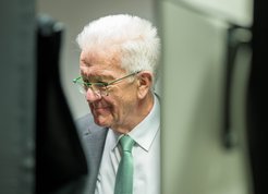 Der Ministerpräsident von Baden-Württemberg, Winfried Kretschmann, beim Besuch des Magnetresonanzzentrums am Max-Planck-Institut für biologische Kybernetik