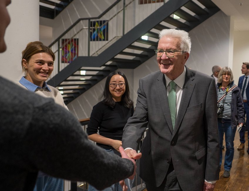 Ministerpräsident Winfried Kretschmann wird von einer Forschungsgruppe am Max-Planck-Institut für biologische Kybernetik begrüßt. Ministerpräsident Winfried Kretschmann wird von einer Forschungsgruppe am Max-Planck-Institut für biologische Kybernetik begrüßt.