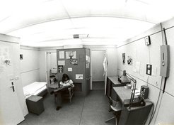 Unter Tage im Jahr 1973: Eine Studentin des Max-Planck-Instituts für Verhaltensphysiologie nutzt die Einsamkeit eines Bunkers in Erling-Andechs/Oberbayern und bereitet sich im dort untergebrachten Schlaflabor auf eine Prüfung vor.