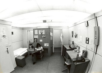 Unter Tage im Jahr 1973: Eine Studentin des Max-Planck-Instituts für Verhaltensphysiologie nutzt die Einsamkeit eines Bunkers in Erling-Andechs/Oberbayern und bereitet sich im dort untergebrachten Schlaflabor auf eine Prüfung vor. Unter Tage im Jahr 1973: Eine Studentin des Max-Planck-Instituts für Verhaltensphysiologie nutzt die Einsamkeit eines Bunkers in Erling-Andechs/Oberbayern und bereitet sich im dort untergebrachten Schlaflabor auf eine Prüfung vor.