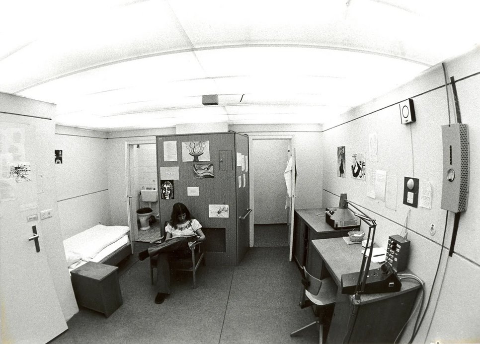 Unter Tage im Jahr 1973: Eine Studentin des Max-Planck-Instituts für Verhaltensphysiologie nutzt die Einsamkeit eines Bunkers in Erling-Andechs/Oberbayern und bereitet sich im dort untergebrachten Schlaflabor auf eine Prüfung vor.