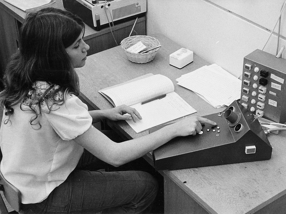 Über Reaktionstests unter untersuchtdie Studentin ihre „innere Uhr“.