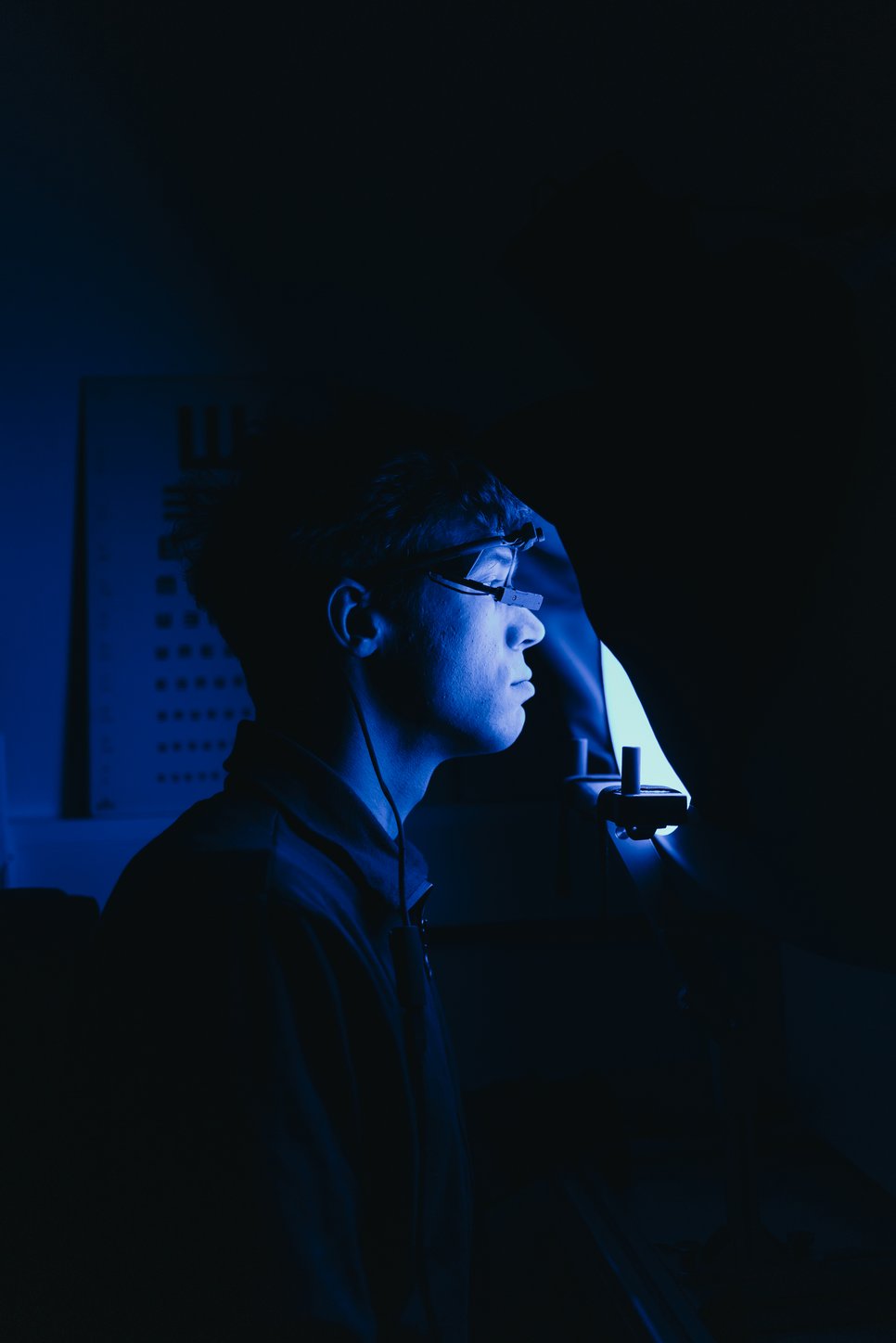 Blaues und vor allem helles künstliches Licht löst in den Ganglienzellen der Netzhaut Signale aus, die das Schlafhormon Melatonin unterdrücken und auch die Pupillengröße beeinflussen. Über den Pupillenreflex messen die Forschenden, wie hier im Bild, wie empfindlich diese Zellen auf das äußere Licht reagieren.