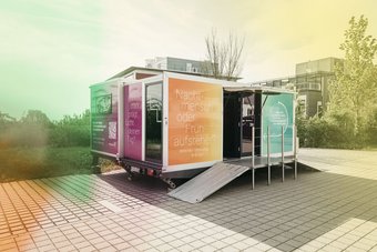 Außenansicht des mobilen Forschungs-Labs Außenansicht des mobilen Forschungs-Labs