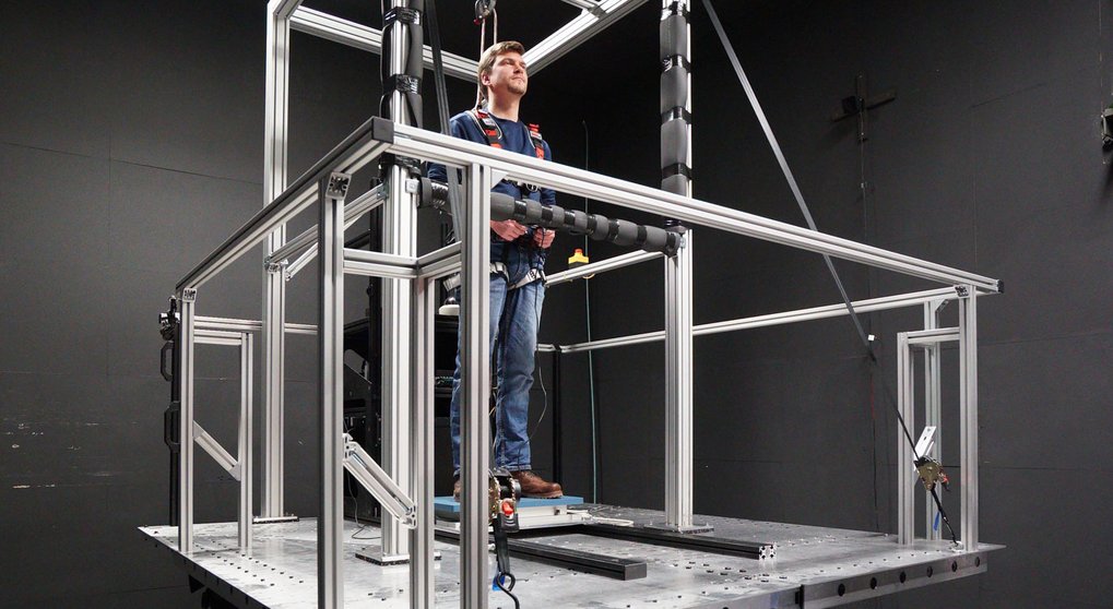 Person steht im CyberPod