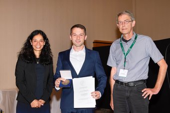 Felix Glang with Asifa Akhtar, vice president of the MPG, and Klaus Scheffler A photo of Felix Glang standing next to Asifa Akhtar, vice president of the MPG, and Klaus Scheffler