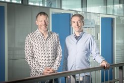 Das Foto zeigt zwei Forschenden Andreas Bartels und Michael Bannert in einem Bürotrackt am Max-Planck-Institut für biologische Kybernetik