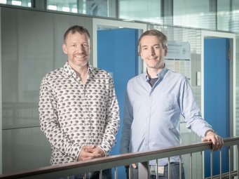 Die zwei Forscher Prof. Dr. Andreas Bartels und Dr. Michael Bannert (v.l.n.r.) Das Foto zeigt zwei Forschenden Andreas Bartels und Michael Bannert in einem Bürotrackt am Max-Planck-Institut für biologische Kybernetik