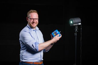 Max-Planck-Forschungsgruppenleiter Prof. Dr. Manuel Spitschan Max-Planck-Forschungsgruppenleiter Manuel Spitschan mit Lichtmessgerät vor künstlicher Lichtquelle