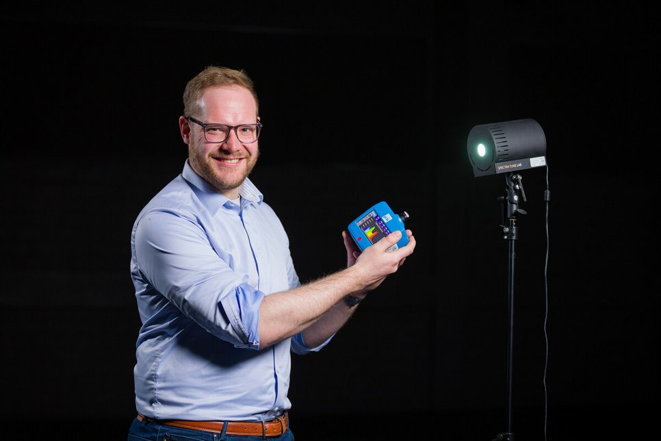 Max Planck Research Group Leader Manuel Spitschan with light meter in front of artificial light source