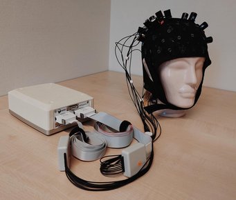 An fNIRS cap can measure changes in blood flow and oxygen saturation in the brain. An fNIRS cap can measure changes in blood flow and oxygen saturation in the brain.