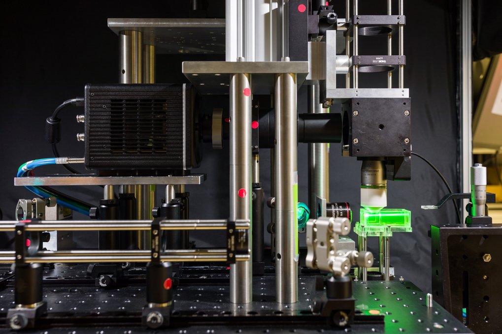 A tracking microscope
