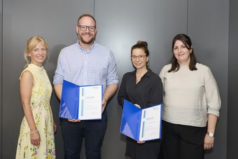 Preisträger*innen Manuel Spitschan und Marie-Luise Schreiter (Mitte) zusammen mit DGPs-Präsidentin Eva-Lotta Brakemeier (links) und Laudatorin Friederike Hendriks (rechts) Preisträger*innen Manuel Spitschan und Marie-Luise Schreiter zusammen mit DGPs-Präsidentin Eva-Lotta Brakemeier und Laudatorin Friederike Hendriks