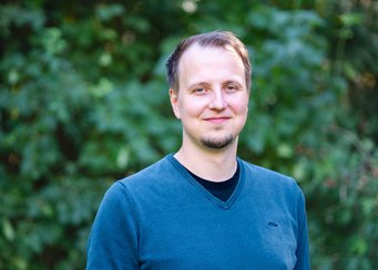Tom Sühr vom MPI für Intelligente Systeme erforscht die Interaktion von Mensch und KI. Portrait von Tom Sühr