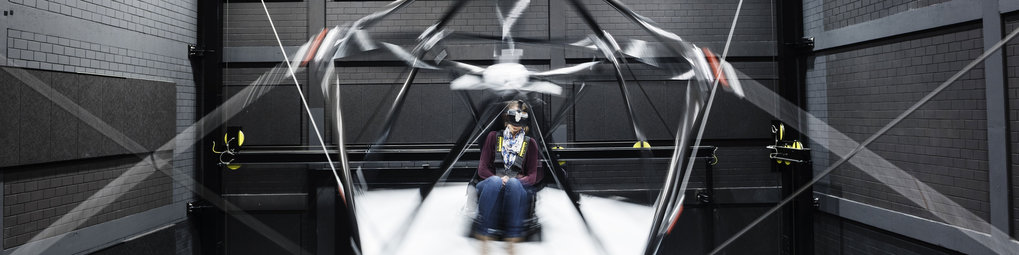 Person mit VR-Headset in CableRobot-Simulator