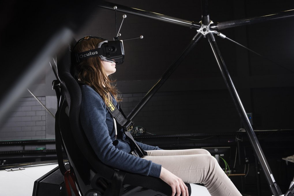 Person mit Head Mounted Display im CableRobot-Simulator