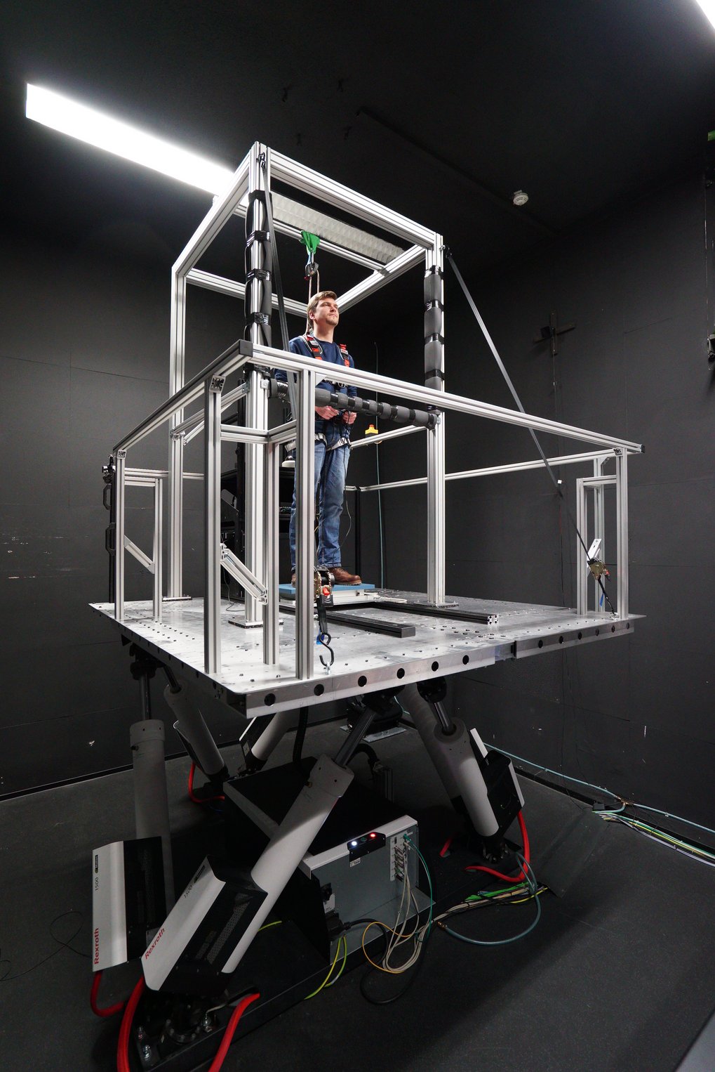 Person steht im CyberPod