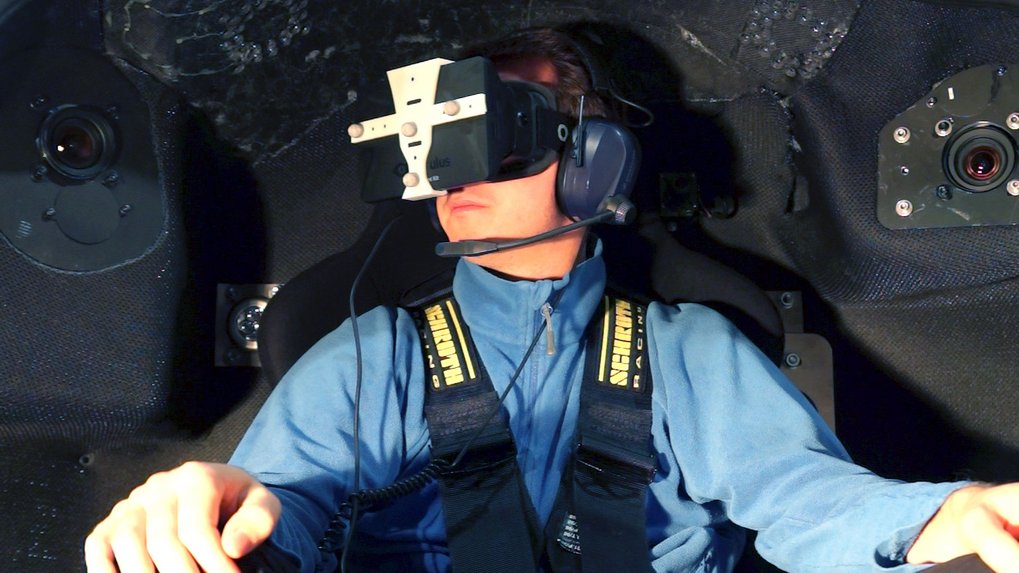 Person mit Head-Mounted-Display in CMS-Kabine