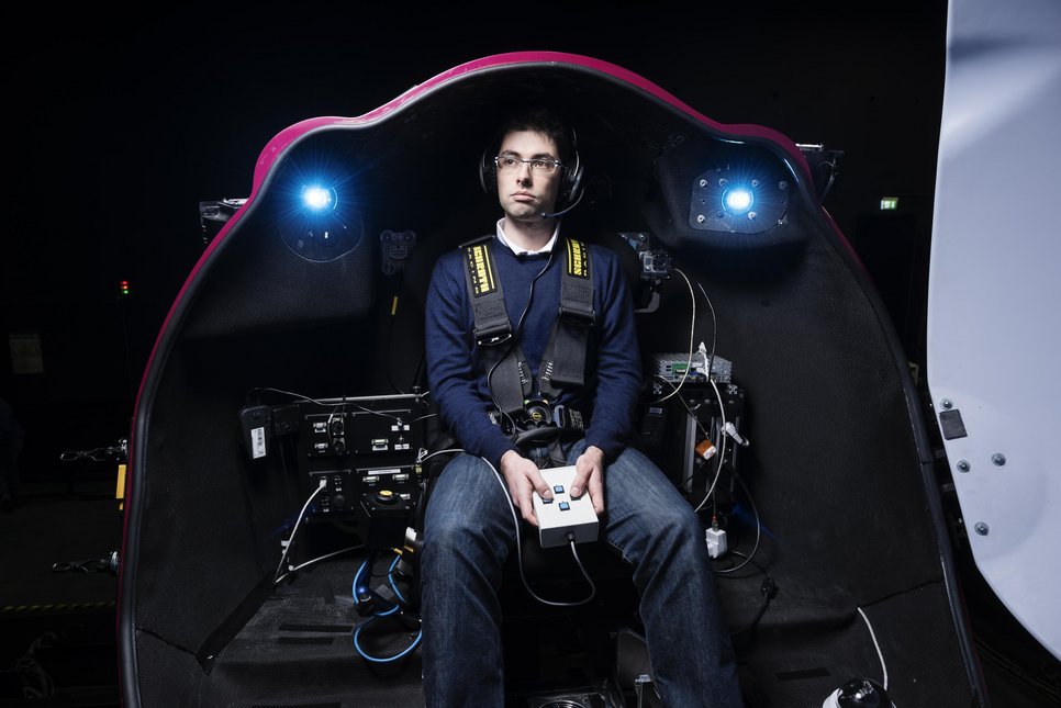 Person mit Head-Mounted-Display in CMS-Kabine