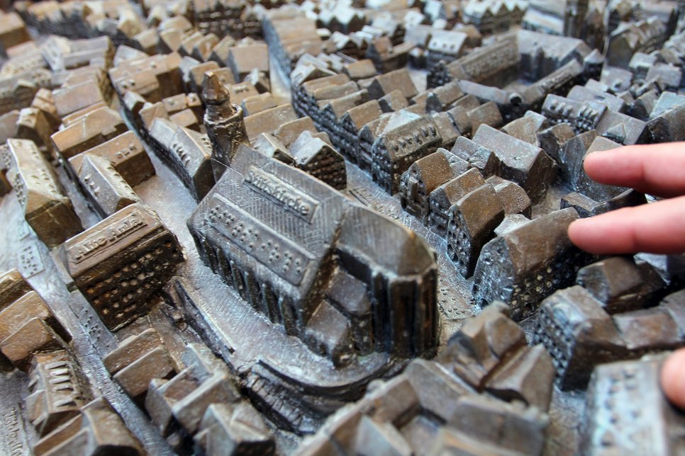 We often see models and maps of navigable spaces. However, accumulating evidence suggests that our spatial memory is not structured this way. The bronze model of the Old Town stands in front of the Tübingen City Museum.