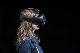 Eine Probandin mit 3D-Brille. Eine Probandin mit 3D-Brille.