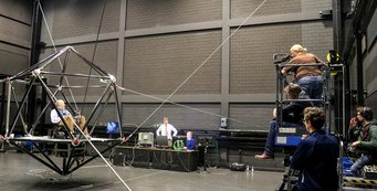 "Tatort"-Kommissar im Spezialeinsatz: Dietmar Bär beweist im Seilroboter sein Geschick. "Tatort"-Kommissar im Spezialeinsatz: Dietmar Bär beweist im Seilroboter sein Geschick.