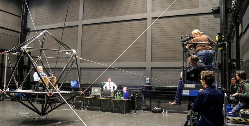 "Tatort"-Kommissar im Spezialeinsatz: Dietmar Bär beweist im Seilroboter sein Geschick.