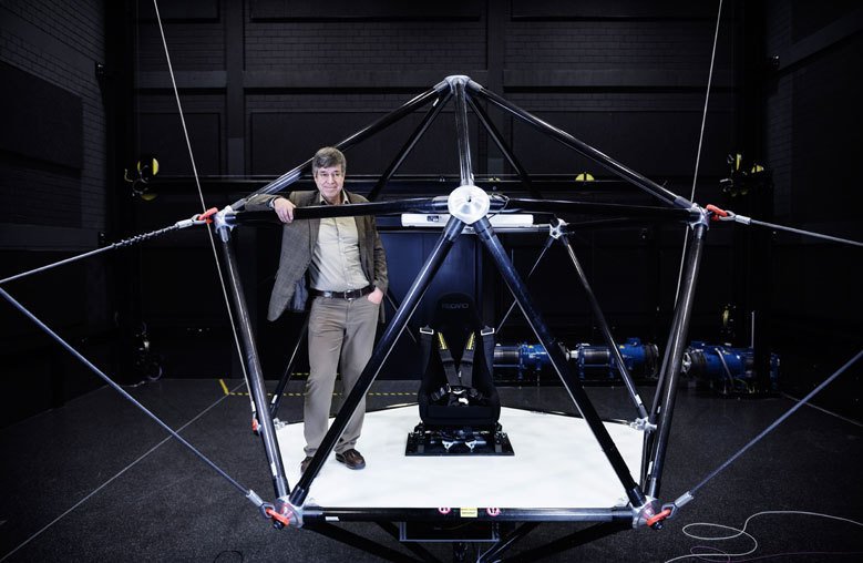 Heinrich Bülthoff mit dem Seilroboter, den sie am Institut Cable Robot Simulator nennen. Heinrich Bülthoff mit dem Seilroboter, den sie am Institut Cable Robot Simulator nennen.