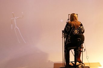 Avatar (links) auf einer gebogenen Leinwand mit 230 Grad Sichtfeld: Die Figur befindet sich am Rand des Blickfeldes eines Probanden (rechts) und ahmt menschliche Bewegung nach. Avatar (links) auf einer gebogenen Leinwand mit 230 Grad Sichtfeld: Die Figur befindet sich am Rand des Blickfeldes eines Probanden (rechts) und ahmt menschliche Bewegung nach.
