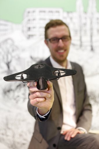 Frank Nieuwenhuizen vom Max-Planck-Institut für biologische Kybernetik stellte das Projekt myCopter in Berlin vor. Frank Nieuwenhuizen vom Max-Planck-Institut für biologische Kybernetik stellte das Projekt myCopter in Berlin vor.