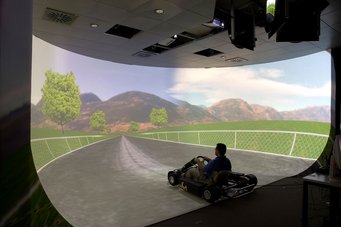 Die Leinwand des Fahrsimulators umfasst horizontal 230 Grad und vertikal 125 Grad. Die Projektion füllt damit das gesamte menschliche Sichtfeld aus und erzeugt eine realistische Fahrsituation. Die Leinwand des Fahrsimulators umfasst horizontal 230 Grad und vertikal 125 Grad. Die Projektion füllt damit das gesamte menschliche Sichtfeld aus und erzeugt eine realistische Fahrsituation.