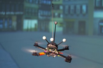 Quadrokopter on tour: In der Wissenschaft bezeichnet man die etwa 40 Zentimeter großen, fliegenden Roboter als Unmanned Aerial Vehicles - UAVs Quadrokopter on tour: In der Wissenschaft bezeichnet man die etwa 40 Zentimeter großen, fliegenden Roboter als Unmanned Aerial Vehicles - UAVs