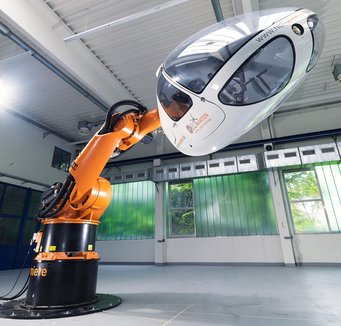 Der Heli Trainer wird auf der Flugmesse ILA vom 8. bis 13. Juni 2010 in Berlin erstmals der Öffentlichkeit präsentiert. Der vier bis sechs Meter hohe Flugsimulator kann mit einem Joystick gesteuert werden. Der Heli Trainer wird auf der Flugmesse ILA vom 8. bis 13. Juni 2010 in Berlin erstmals der Öffentlichkeit präsentiert. Der vier bis sechs Meter hohe Flugsimulator kann mit einem Joystick gesteuert werden.