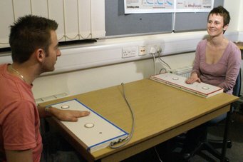 Wer zuerst abdrückt, unterliegt: Menschen reagieren schneller als sie agieren, haben deutsche und britische Wissenschaftler herausgefunden Wer zuerst abdrückt, unterliegt: Menschen reagieren schneller als sie agieren, haben deutsche und britische Wissenschaftler herausgefunden