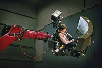Prof. Dr. Heinrich Bülthoff bei einem Wahrnehmungsexperiment Prof. Dr. Heinrich Bülthoff bei einem Wahrnehmungsexperiment